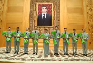 Bagtyýar türkmen ýaşlaryna döwlet sylaglary gowşuryldy