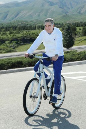 Hormatly Prezidentimiz Gurbanguly Berdimuhamedow paýtagtymyzyň günorta künjeginde welosipedli ýörişi amala aşyrdy