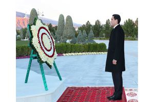 Bitaraplyk binasyna gül goýmak dabarasy