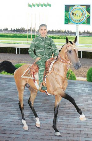 Döwlet Baştutanymyz harby we hukuk goraýjy edaralarynyň atçylyk düzümleriniň işleri bilen tanyşdy