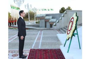 Garaşsyzlyk binasyna gül goýmak dabarasy