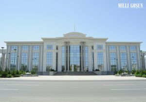 Giriş synaglary dowam edýär