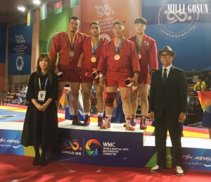 Harby türgenimiz hormat münberiniň birinji basgançagynda