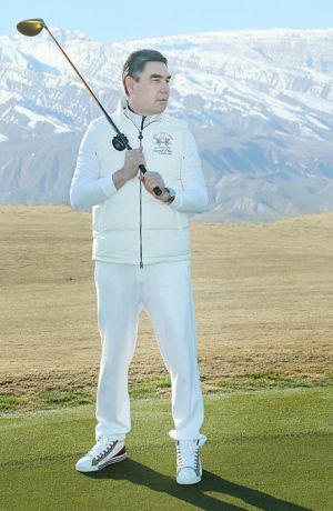 Hormatly Prezidentimiz Gurbanguly Berdimuhamedow paýtagtymyzyň Golf klubyna bardy