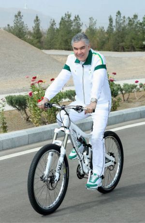 Hormatly Prezidentimiz Gurbanguly Berdimuhamedow Saglyk ýoluny geçdi we welosipedli gezelenç etdi
