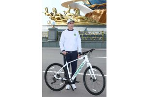 Hormatly Prezidentimiz köpçülikleýin welosipedli ýörişe gatnaşdy