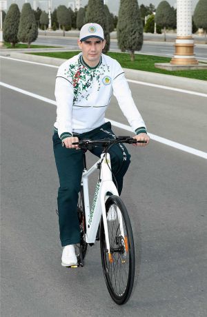 Hormatly Prezidentimiz Serdar Berdimuhamedow köpçülikleýin welosipedli ýörişe gatnaşdy