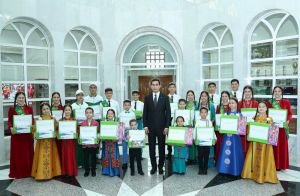 Hormatly Prezidentimiz Serdar Berdimuhamedow paýtagtymyzdaky Döwletliler köşgüne baryp gördi