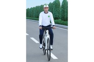 Hormatly Prezidentimiz welosipedli gezelenç etdi