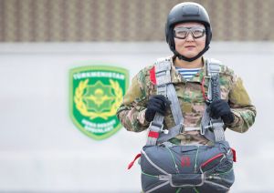 Ilkinji zenan desantçy