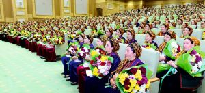 Köp çagaly enelere «Ene mähri» diýen hormatly at dakyldy