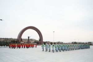 Merdana ogullaryň hormatyna gül desseleri goýuldy