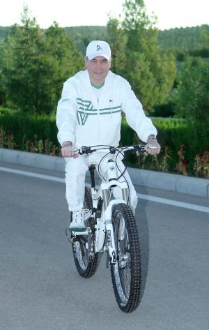 Milli Liderimiz welosipedli gezelenç etdi hem-de Türkmenistanyň Prezidentiniň Ahalteke atçylyk toplumyna bardy