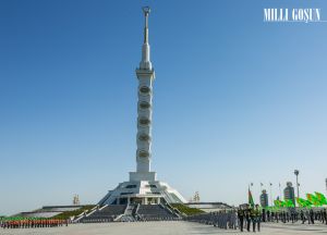 Serkerdelik ýolunyň bosagasynda