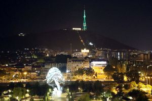 Tbilisiniň telewizion diňi Türkmenistanyň Döwlet tugunyň reňkiniň öwüşginini saçdy