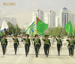 Türkmenistanyň mukaddes Garaşsyzlygynyň şanly 29 ýyllygy mynasybetli dabaraly harby ýöriş geçirildi