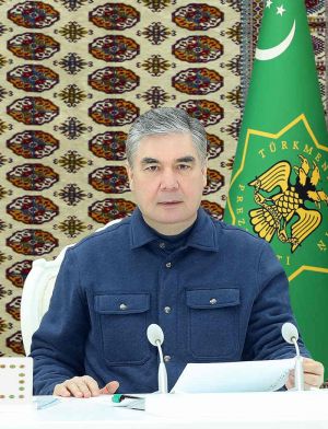 Türkmenistanyň Prezidenti Ahal welaýatynyň edara ediş merkeziniň gurluşygynyň barşy bilen tanyşdy