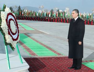 Türkmenistanyň Prezidenti Bitaraplyk binasyna gül goýmak dabarasyna gatnaşdy