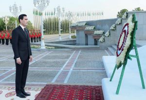 Türkmenistanyň Prezidenti Garaşsyzlyk binasyna gül goýmak dabarasyna gatnaşdy
