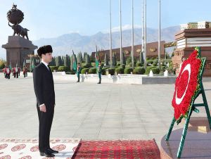 Türkmenistanyň Prezidenti Serdar Berdimuhamedow Hatyra güni mynasybetli çärelere gatnaşdy