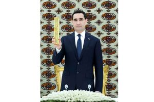 Türkmenistanyň Prezidenti Serdar Berdimuhamedow täze, döwrebap şäherçäniň düýbüni tutmak dabarasyna gatnaşdy
