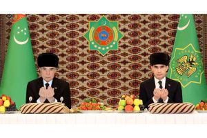 Türkmenistanyň Prezidenti we Gahryman Arkadagymyz agzaçar sadakasyny berdiler