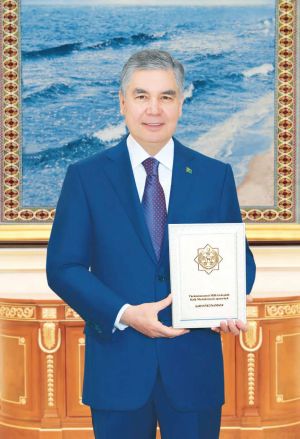 Türkmenistanyň Prezidentine Milli Geňeşiň Halk Maslahatynyň agzasynyň şahsyýetnamasy gowşuryldy