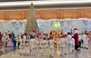 Ýaş türkmenistanlylara hormatly Prezidentimiz Gurbanguly Berdimuhamedowyň Täze ýyl sowgatlary gowşuryldy