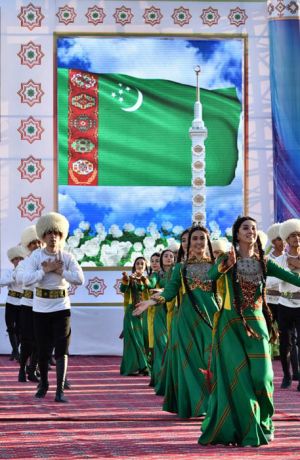 Ýurdumyzyň Konstitusiýasynyň we Döwlet baýdagynyň gününiň hormatyna aýdym-sazly dabaralar